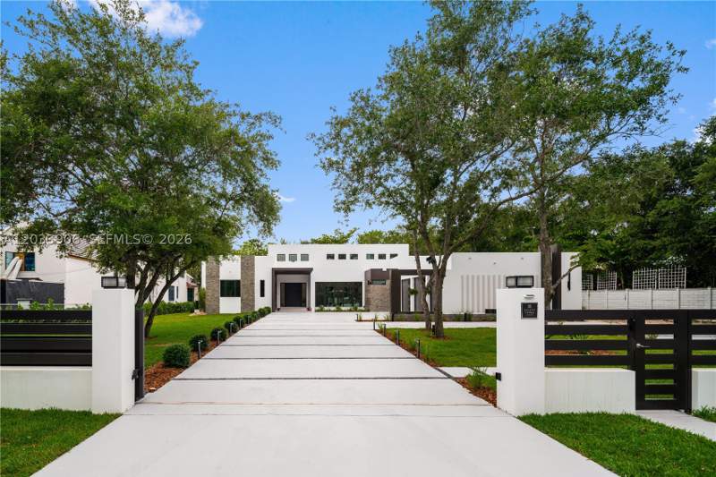 5 bedroom SingleFamilyResidence at 6200 SW 83 Av, Sunkist Estates A, Miami — photo 2