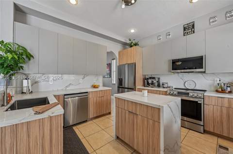 18159 NW 90th Ave, Hialeah FL - photo 15 of 57