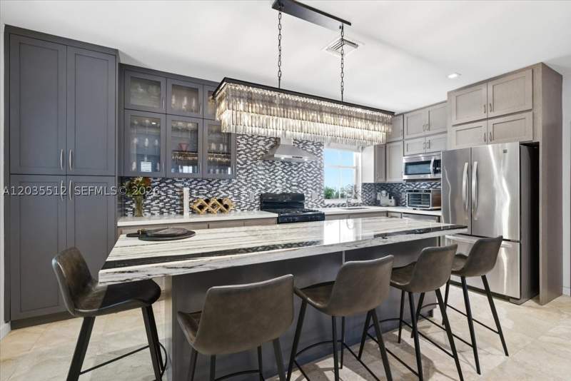 3 bedroom SingleFamilyResidence at 2917 Jackson Ave, Parisian Vilg In The Grov, Miami — photo 3