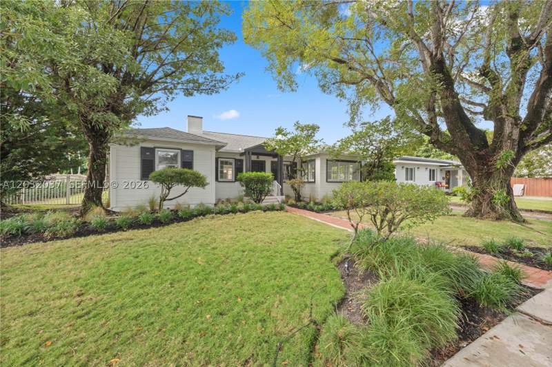 4 bedroom SingleFamilyResidence at 440 SW 29th Rd, Brickell Estates, Miami — photo 2
