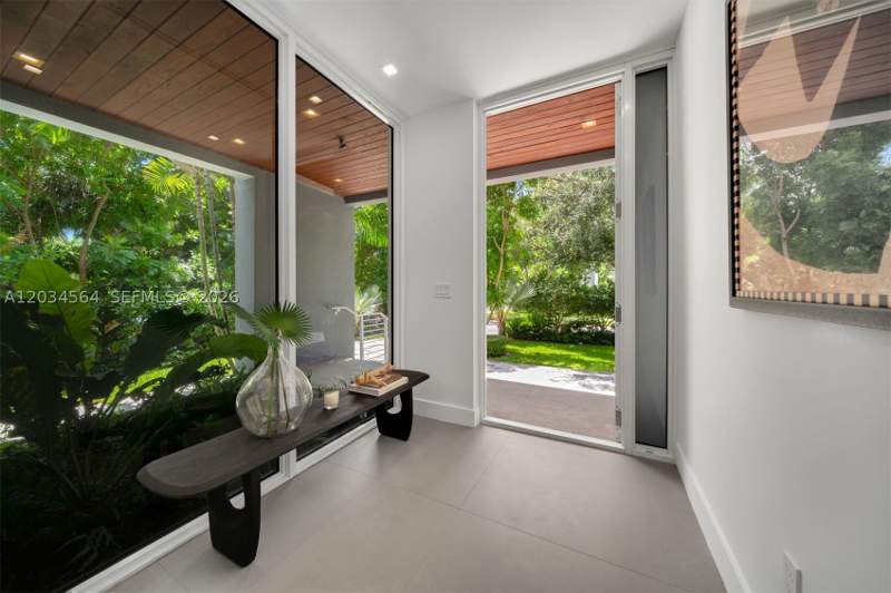 7 bedroom SingleFamilyResidence at 425 Harbor Dr, Tropical Isle Homes Sub 3, Key Biscayne — photo 2