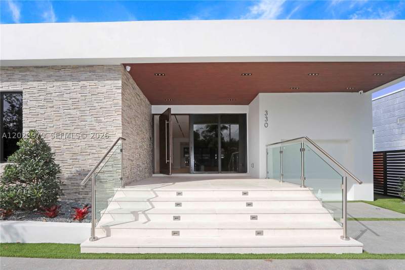 4 bedroom SingleFamilyResidence at 330 SW 19th Rd, Holleman Park, Miami — photo 4