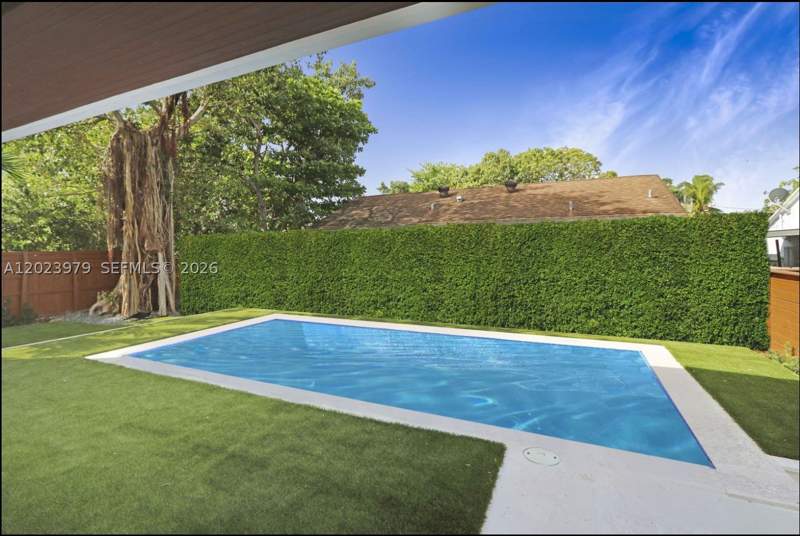 4 bedroom SingleFamilyResidence at 330 SW 19th Rd, Holleman Park, Miami — photo 5
