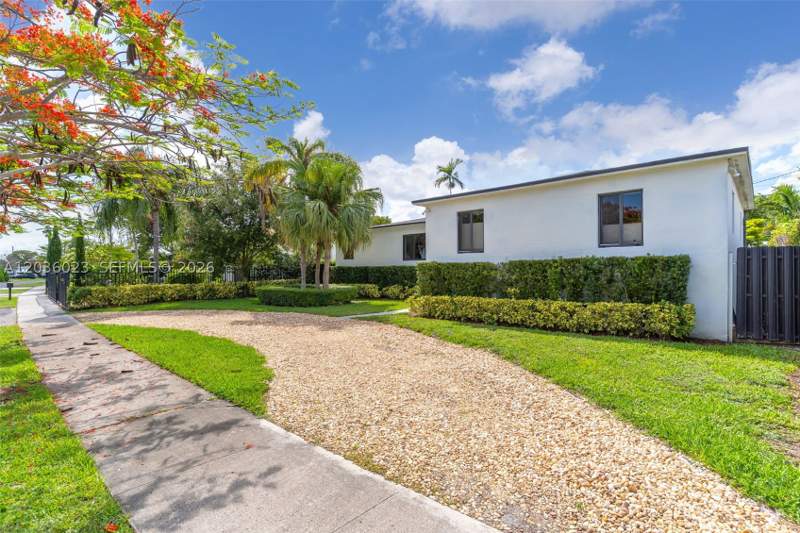 3 bedroom SingleFamilyResidence at 8281 SW 27th Ln, Coral Way Village Sec A P, Miami — photo 2