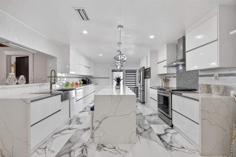 4 bedroom SingleFamilyResidence at 12121 SW 107th St, Devon-Aire Estates Sec 4, Miami — photo 4