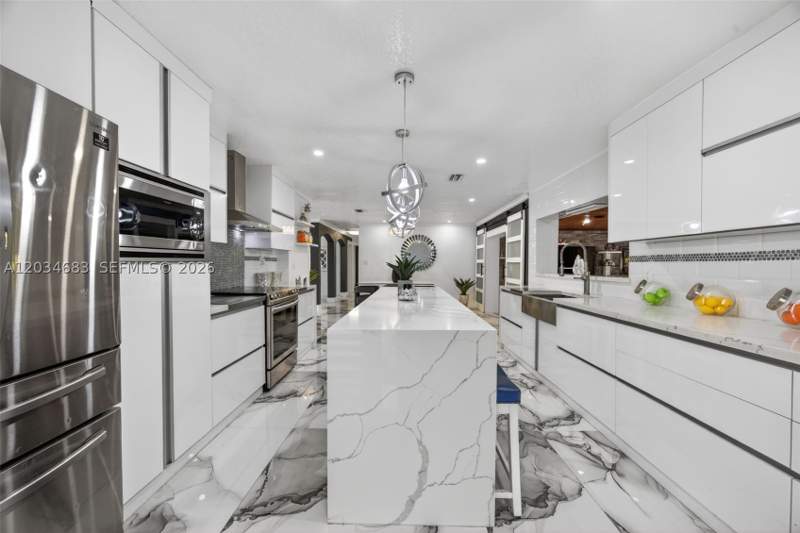 4 bedroom SingleFamilyResidence at 12121 SW 107th St, Devon-Aire Estates Sec 4, Miami — photo 5
