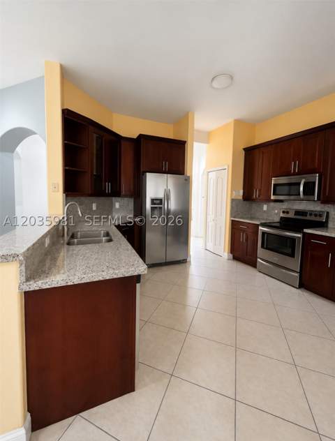 7856 NW 167th Ter, Miami Lakes FL - photo 10 of 24