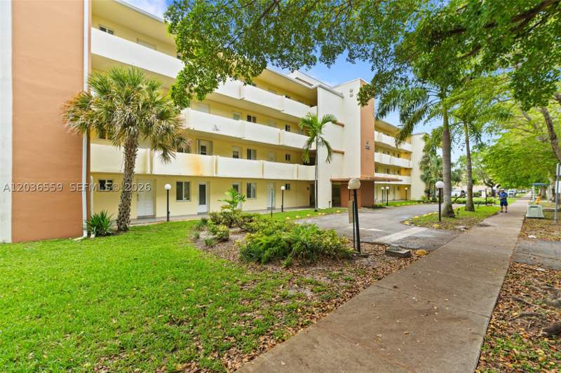 2 bedroom Condominium at 1201 NE 191st St G219, Rolling Green Condo G, Miami — photo 2