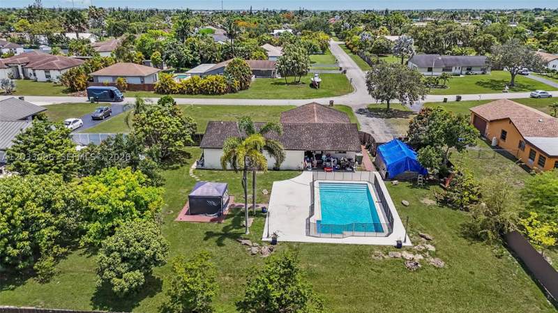 4 bedroom SingleFamilyResidence at 1475 NW 19 St, Westbury Estates, Homestead — photo 4