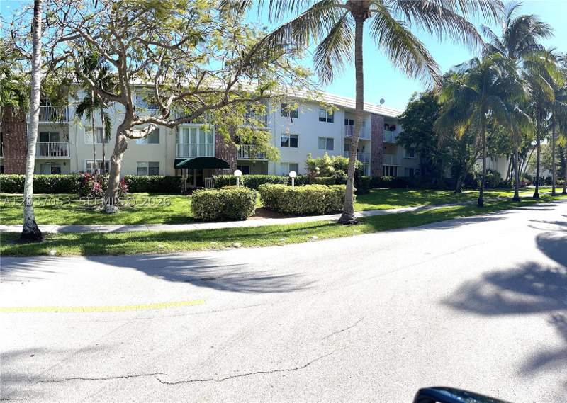 1 bedroom Condominium at 240 Galen Dr 214, Galen Drive Condo Apts, Key Biscayne — photo 2