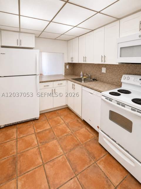 240 Galen Dr 214, Key Biscayne FL - photo 6 of 12