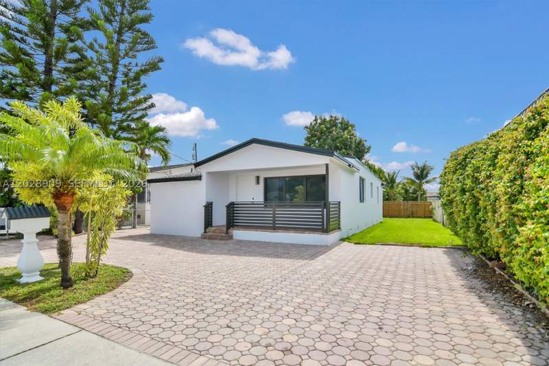 4 bedroom SingleFamilyResidence at 85 SW 30th Ave, Houston Heights, Miami — photo 2
