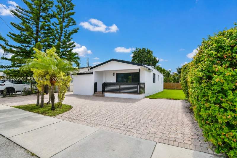 4 bedroom SingleFamilyResidence at 85 SW 30th Ave, Houston Heights, Miami — photo 4