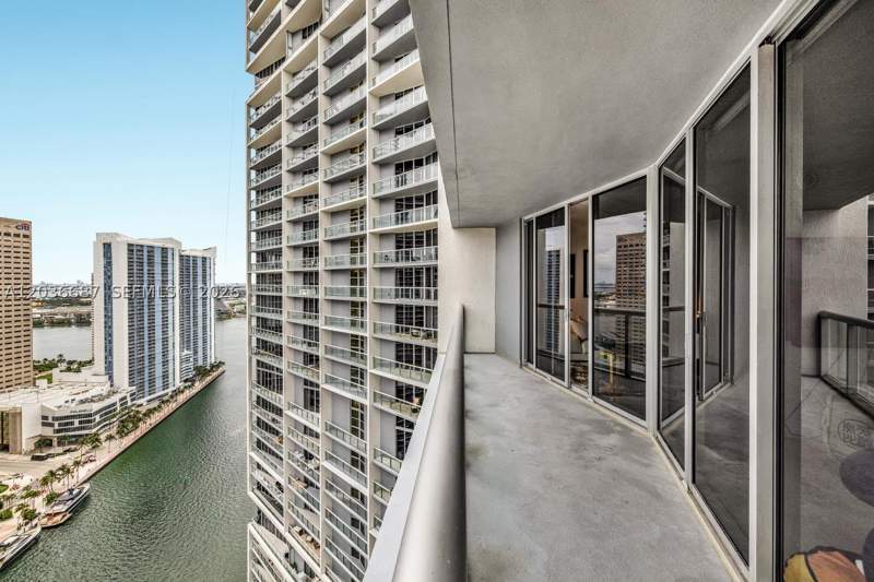 1 bedroom Condominium at 475 Brickell Ave 3214, Iconbrickell Condo No 1, Miami — photo 2
