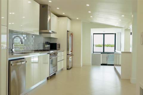 7720 Miami View Dr, North Bay Village FL - photo 15 of 46