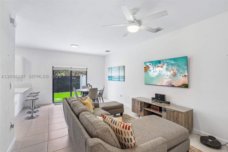 3 bedroom Townhouse at 592 NW 203rd Ter, Vista Lago, Miami Gardens — photo 5