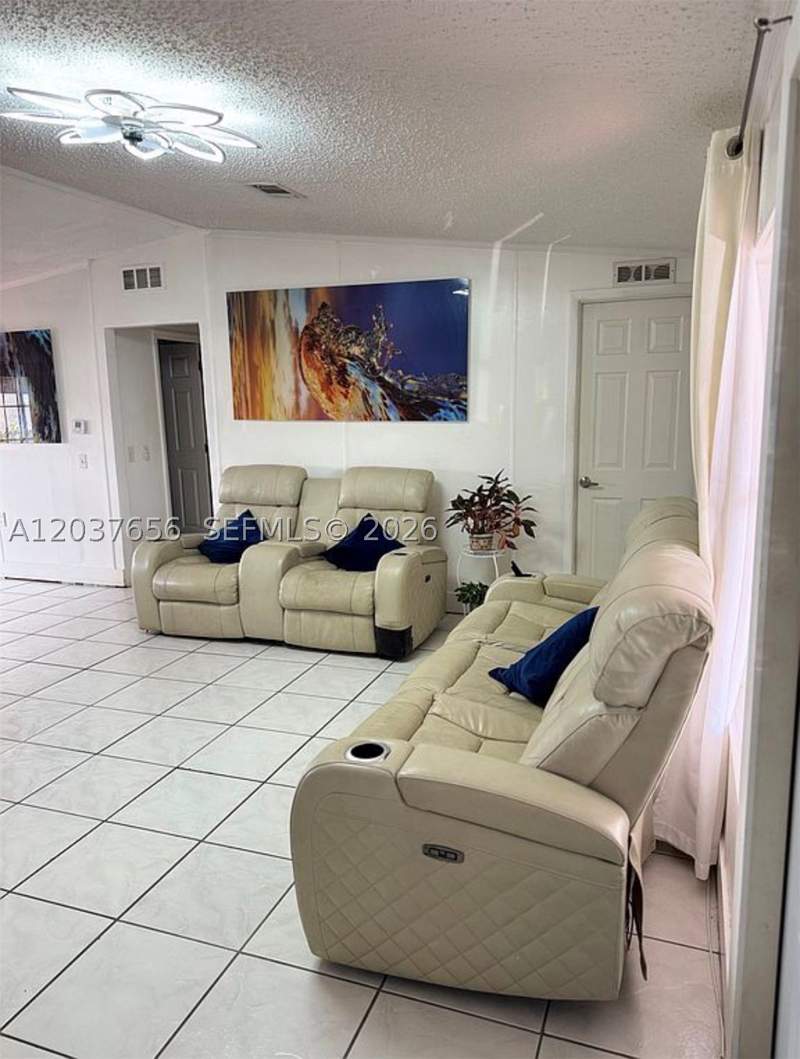 5 bedroom MobileHome at 1133 SW 130th Ave, University Lakes, Miami — photo 2