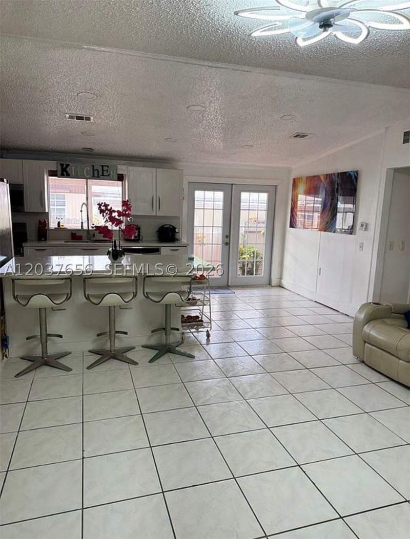 5 bedroom MobileHome at 1133 SW 130th Ave, University Lakes, Miami — photo 3