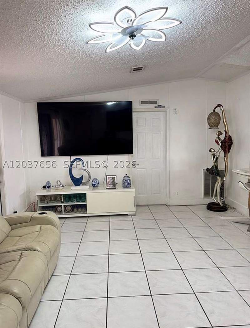 5 bedroom MobileHome at 1133 SW 130th Ave, University Lakes, Miami — photo 4