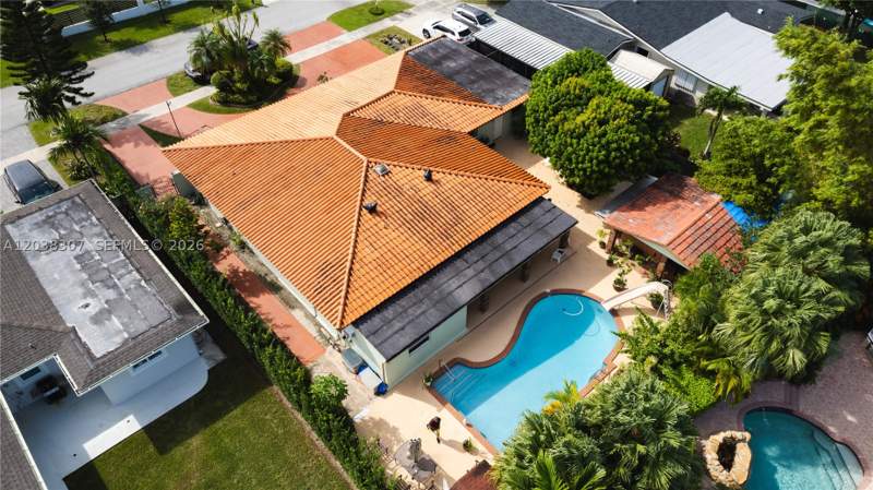 5 bedroom SingleFamilyResidence at 9601 SW 66th St, T M V Gardens, Miami — photo 3