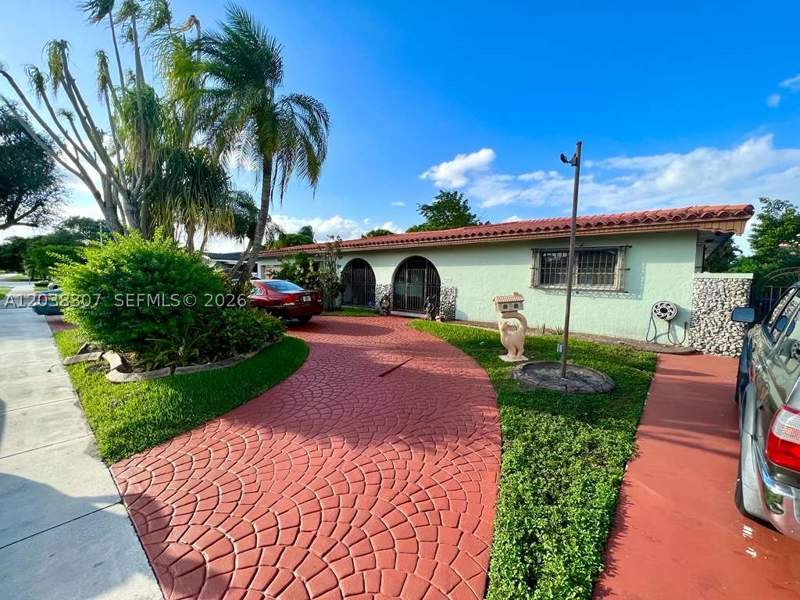 5 bedroom SingleFamilyResidence at 9601 SW 66th St, T M V Gardens, Miami — photo 5