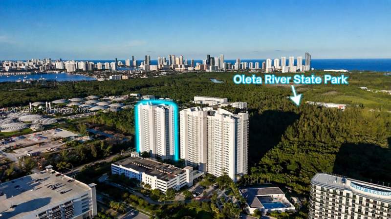 2 bedroom Condominium at 15051 Royal Oaks Ln 401, The Oaks I Condo, North Miami — photo 2