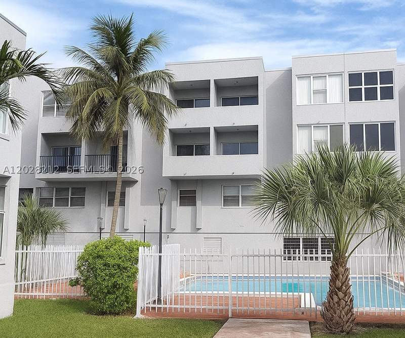 2 bedroom Condominium at 1555 W 44th Pl 203, St Andrews Court Condo, Hialeah — photo 2