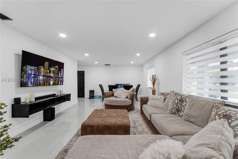 5 bedroom SingleFamilyResidence at 551 SW 127th Ave, Sweetwater Estates Sub, Miami — photo 5