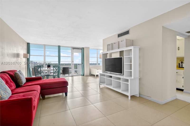 1 bedroom Condominium at 301 174th St 1905 + Den, Winston Towers 500 Condo, Sunny Isles Beach — photo 4