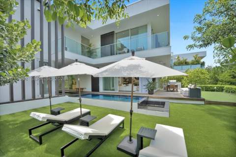 810 W 47 Ct, Miami Beach FL - photo 11 of 35