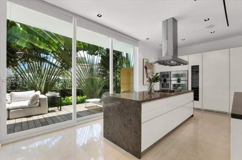810 W 47 Ct, Miami Beach FL - photo 6 of 35