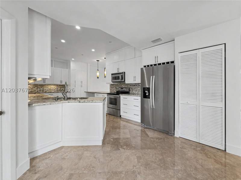 4 bedroom SingleFamilyResidence at 4725 NW 104th Ave, Doral Dunes 1st Addn, Doral — photo 3