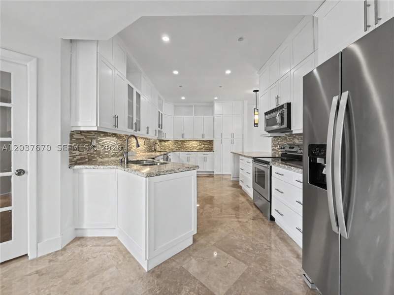 4 bedroom SingleFamilyResidence at 4725 NW 104th Ave, Doral Dunes 1st Addn, Doral — photo 4