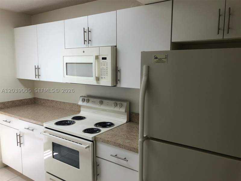 2 bedroom Townhouse at 10808 N Kendall Dr Q-4, Spanish Trace Condo, Miami — photo 2