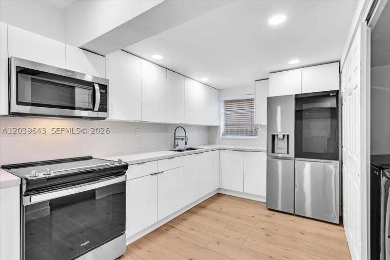 5 bedroom SingleFamilyResidence at 4719 E 8th Ct, Ingleside Park, Hialeah — photo 3