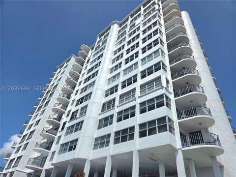 11930 N Bayshore Dr 910, North Miami FL - photo 22 of 24