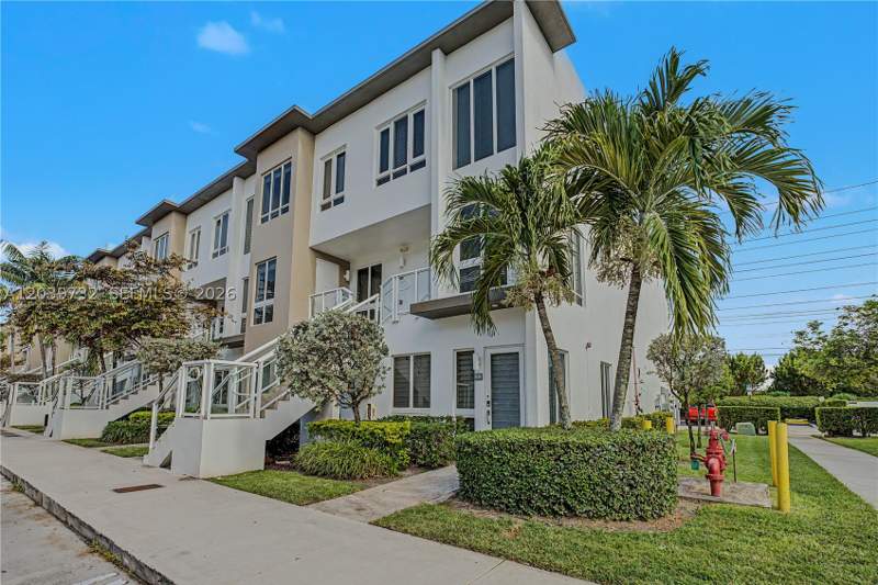3 bedroom Townhouse at 10260 NW 63 Terrace 213, Landmark At Doral Condo, Miami — photo 2