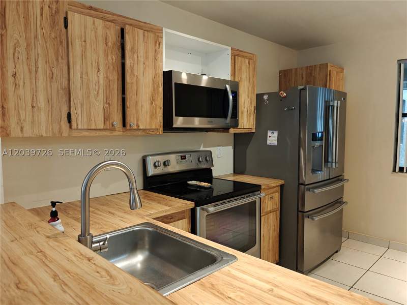 2 bedroom Condominium at 601 Ives Dairy Rd 101-8, Summertree Vilg Calif Cl, Miami — photo 5