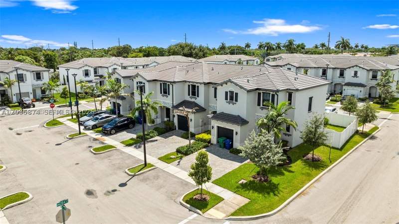 3 bedroom Townhouse at 20380 NW 5th Ct, Vista Lago, Miami Gardens — photo 2