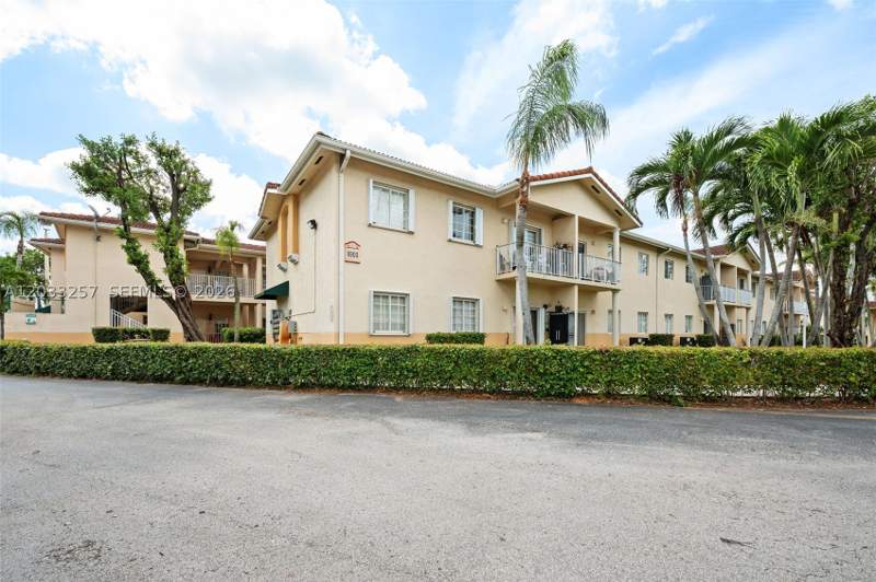 3 bedroom Condominium at 6900 NW 179th St 204-1, San Marco Villas Condo, Hialeah — photo 2