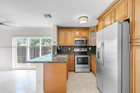 10170 NW 54th Ter, Doral FL - photo 10 of 47