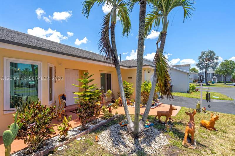 3 bedroom SingleFamilyResidence at 10170 NW 54th Ter, Patio Homes Of Doral Pine, Doral — photo 2