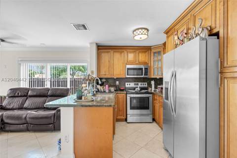 10170 NW 54th Ter, Doral FL - photo 9 of 47