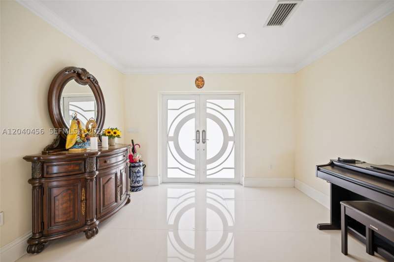 5 bedroom SingleFamilyResidence at 6185 W 10th Ave, Lake Laurence Est 1st Add, Hialeah — photo 4