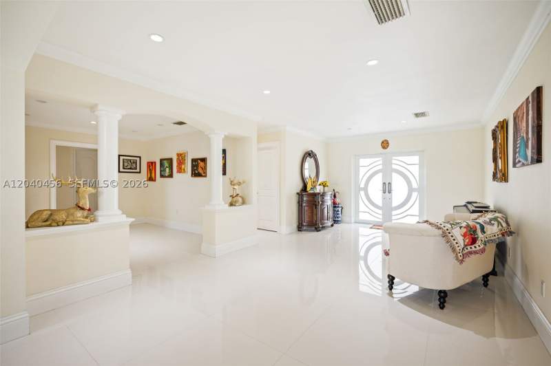 5 bedroom SingleFamilyResidence at 6185 W 10th Ave, Lake Laurence Est 1st Add, Hialeah — photo 5
