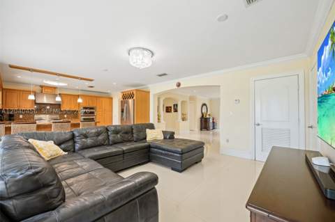 6185 W 10th Ave, Hialeah FL - photo 8 of 30