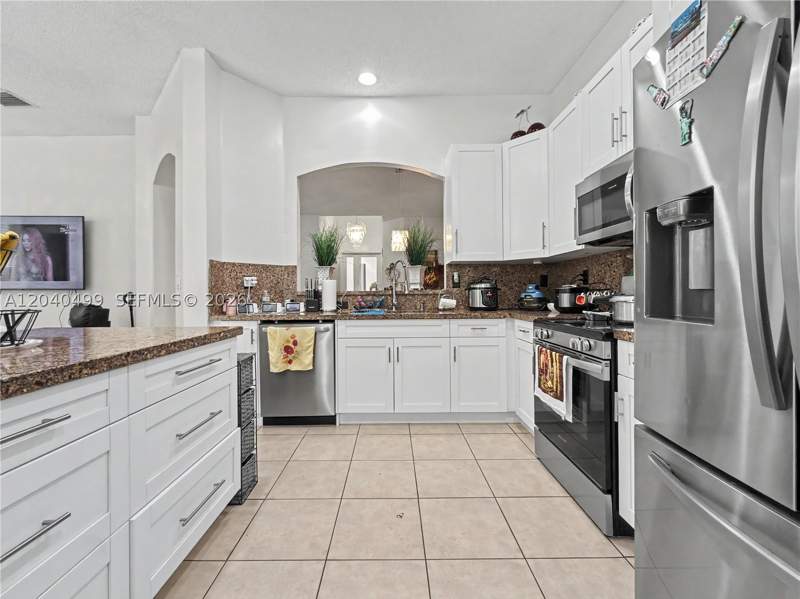 4 bedroom SingleFamilyResidence at 522 NE 20th Ave, C & F Subdivision, Homestead — photo 5
