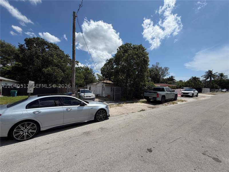 3 bedroom SingleFamilyResidence at 867 NW 109th St, Pinewood Park Extension, Miami — photo 2