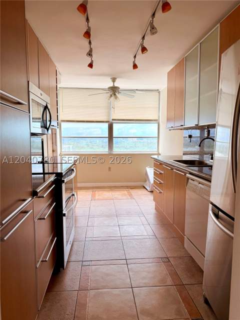 18051 Biscayne Blvd 1905, Aventura FL - photo 11 of 24