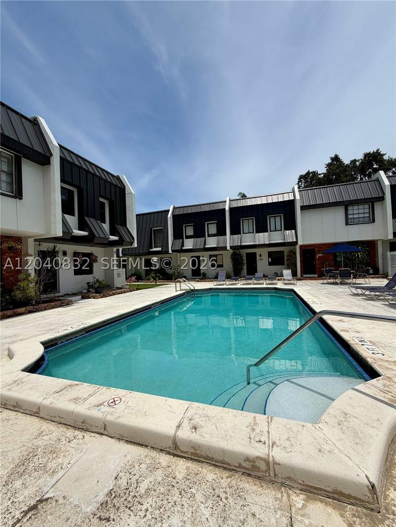 2 bedroom Townhouse at 6667 Miller Dr 15, Miller Sixty-Seven Townho, South Miami — photo 2